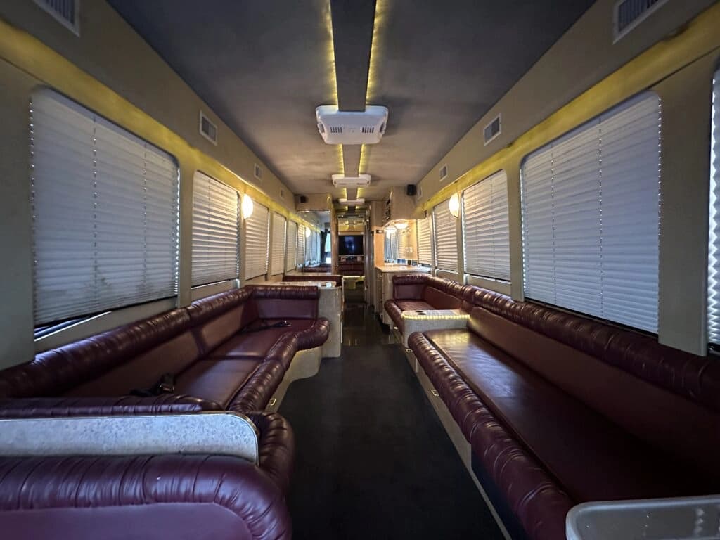 2000 VanHool T2145 Executive Day Coach - Image 2