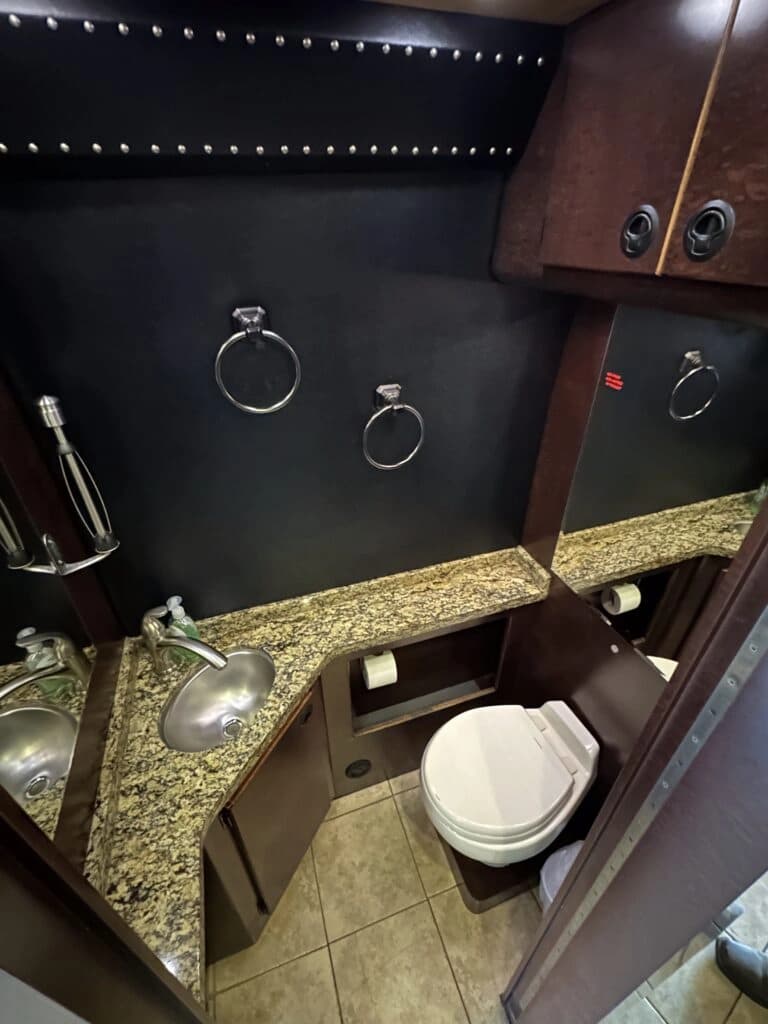 2008 Prevost XLII Entertainer Coach - Image 13
