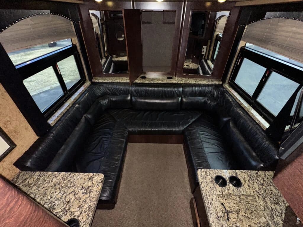 2008 Prevost XLII Entertainer Coach - Image 15