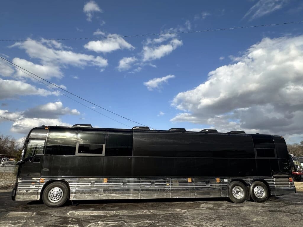 2008 Prevost XLII Entertainer Coach - Image 2