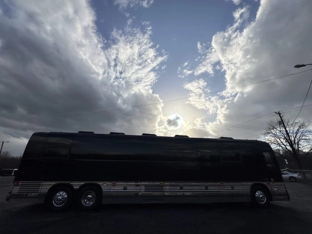 2008 Prevost XLII Entertainer Coach - Image 6