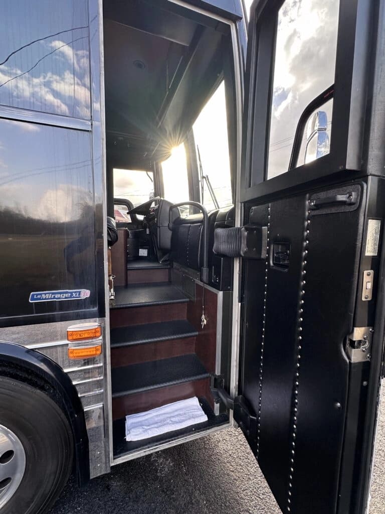 2008 Prevost XLII Entertainer Coach - Image 8