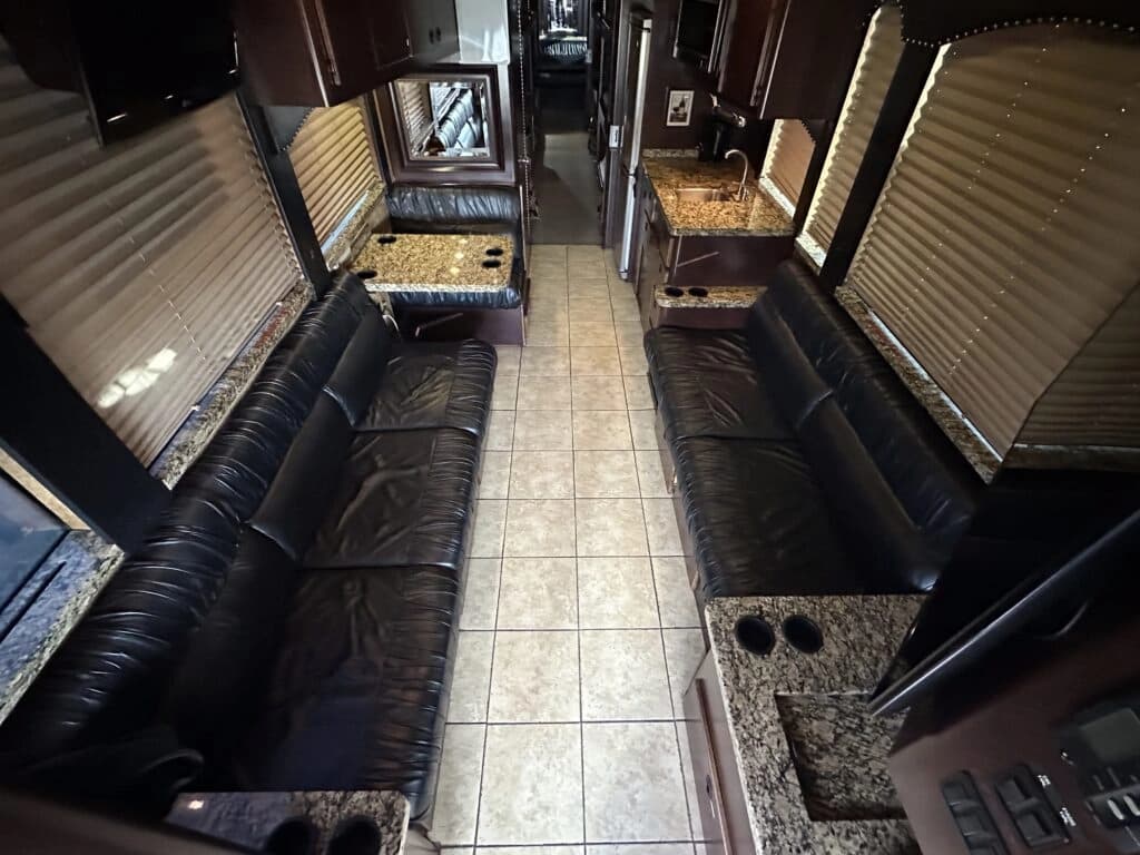 2008 Prevost XLII Entertainer Coach - Image 10