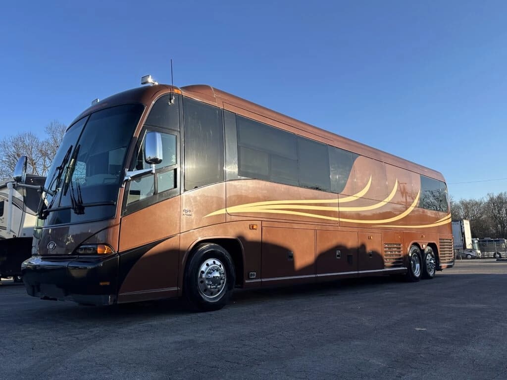 2008 MCI J4500 Entertainer Coach - Image 1