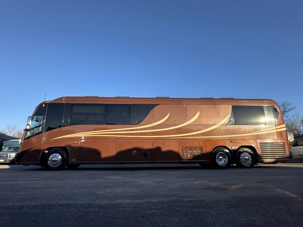 2008 MCI J4500 Entertainer Coach - Image 4