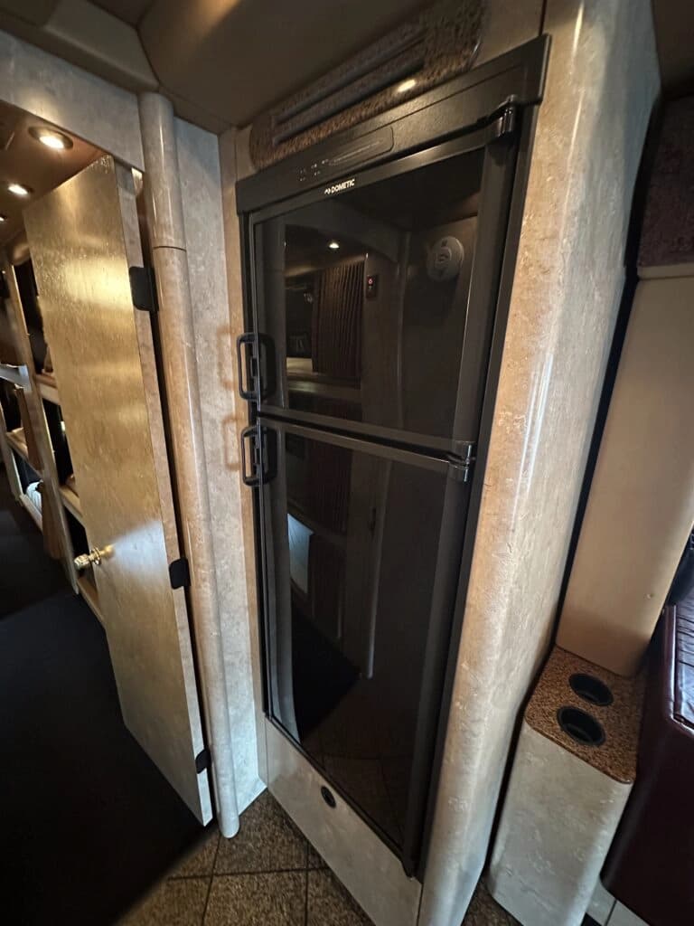 2008 MCI J4500 Entertainer Coach - Image 10