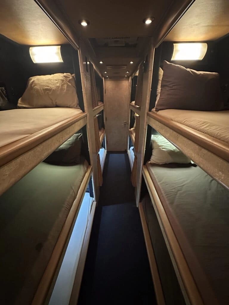 2008 MCI J4500 Entertainer Coach - Image 11