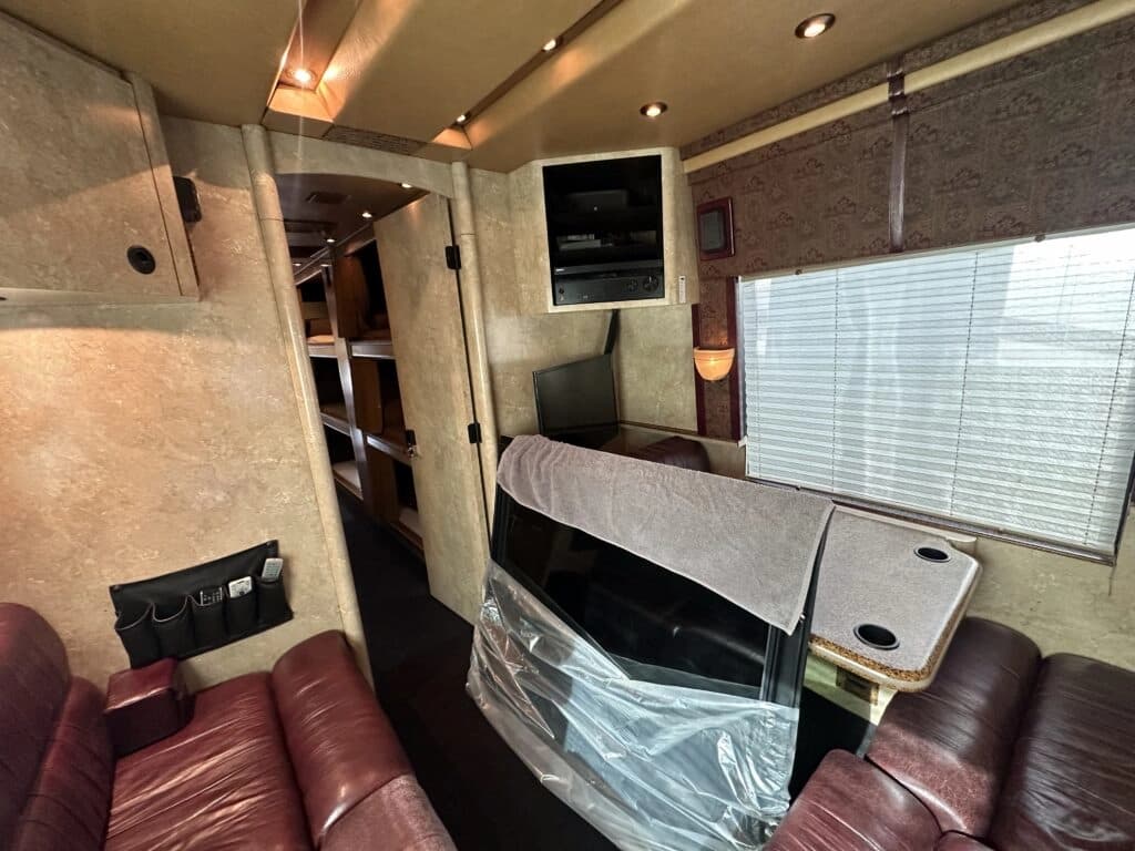 2008 MCI J4500 Entertainer Coach - Image 13