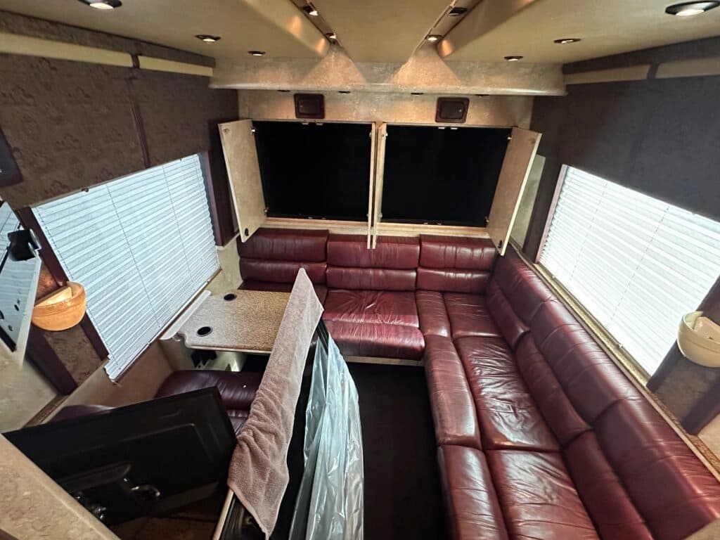 2008 MCI J4500 Entertainer Coach - Image 14