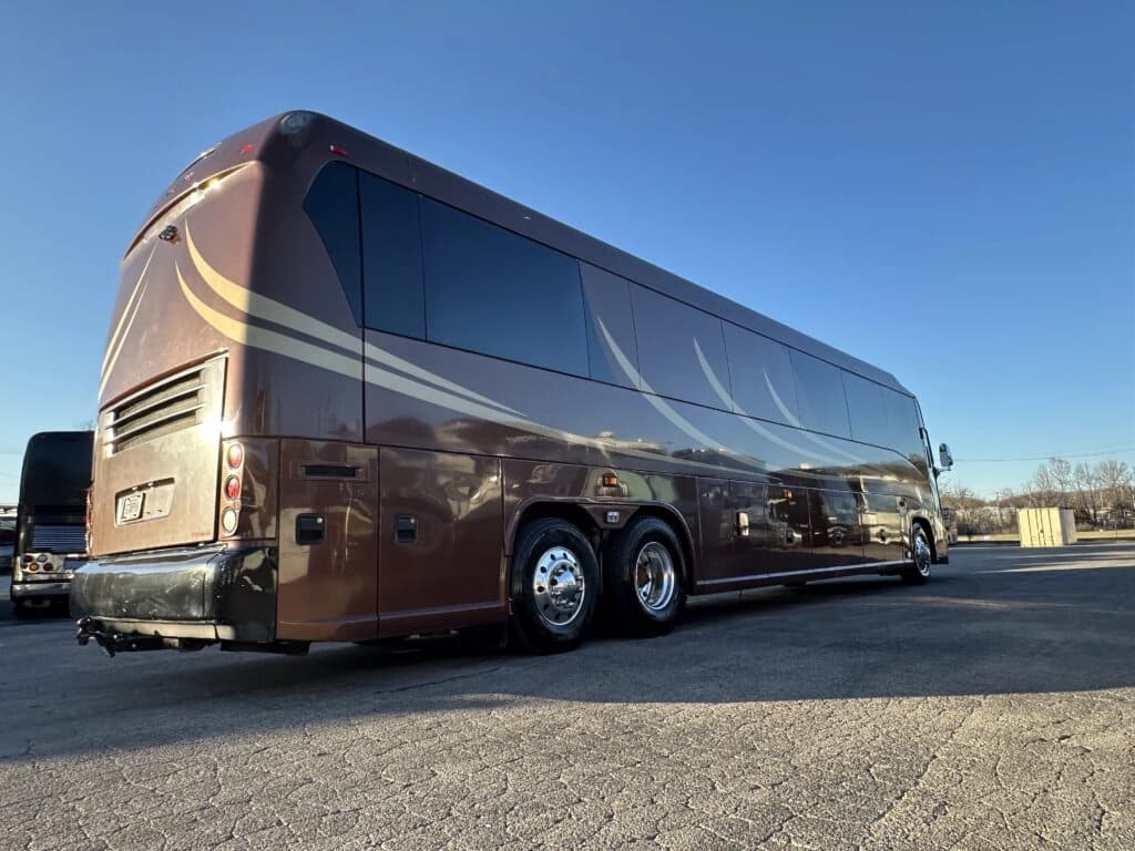 2008 MCI J4500 Entertainer Coach - Image 5