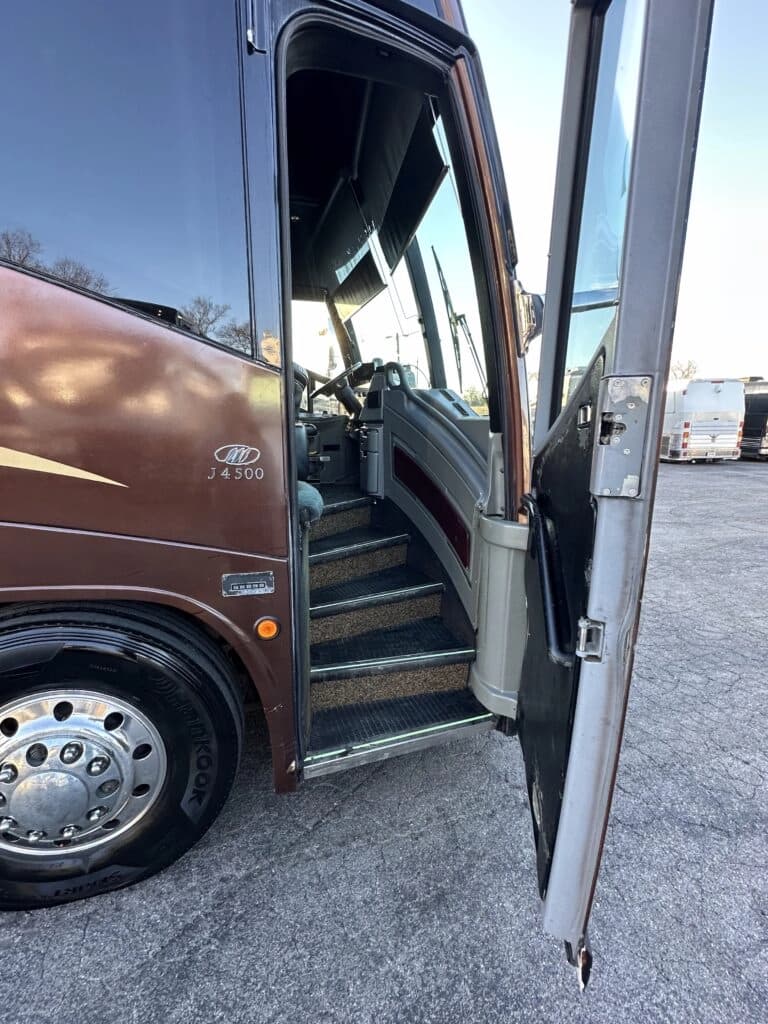 2008 MCI J4500 Entertainer Coach - Image 2
