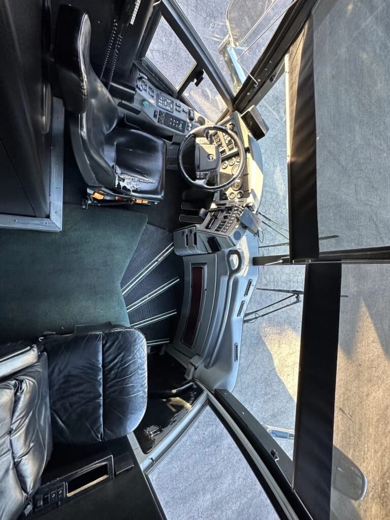 2008 MCI J4500 Entertainer Coach - Image 7