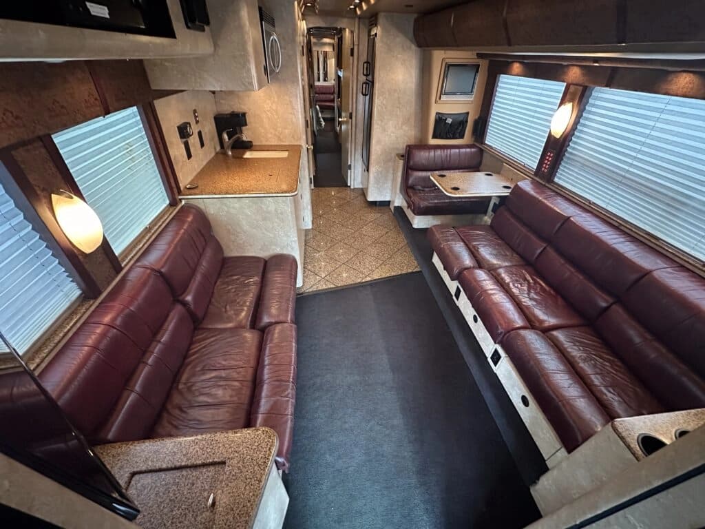 2008 MCI J4500 Entertainer Coach - Image 3