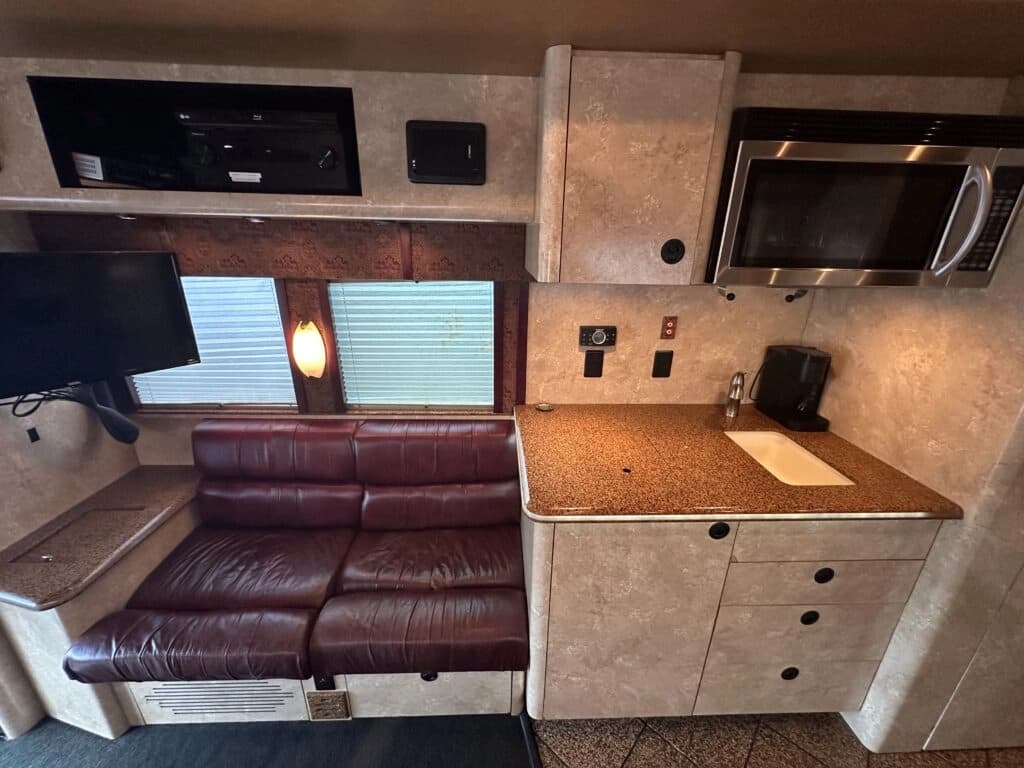 2008 MCI J4500 Entertainer Coach - Image 8