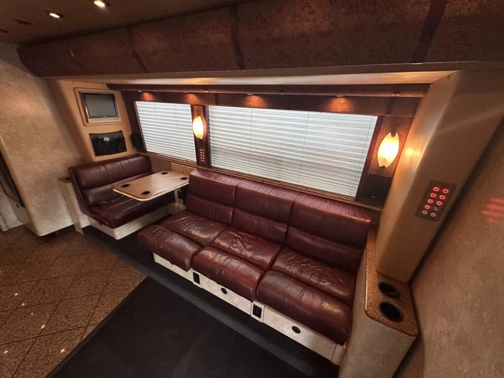 2008 MCI J4500 Entertainer Coach - Image 9