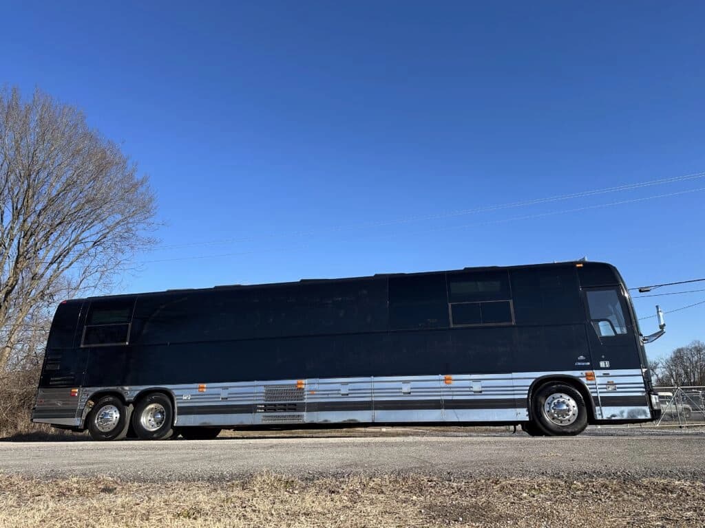 2003 Prevost XLII Entertainer Coach - Image 5