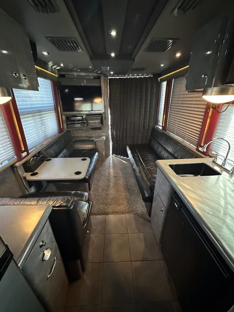 2003 Prevost XLII Entertainer Coach - Image 11