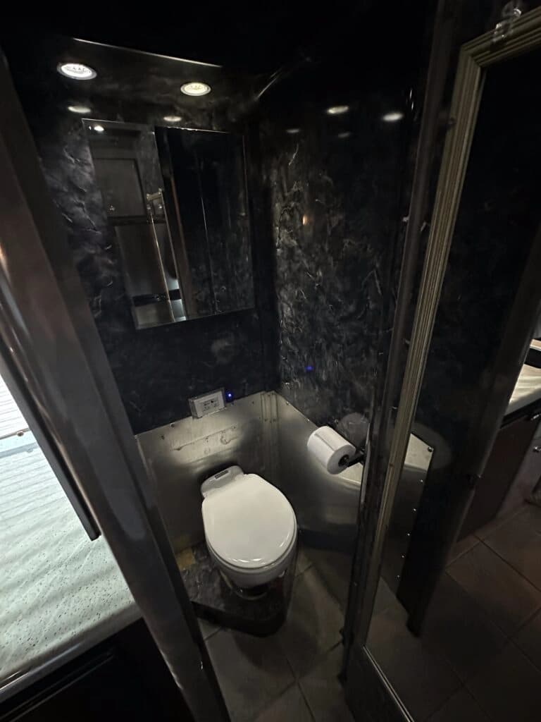 2003 Prevost XLII Entertainer Coach - Image 12