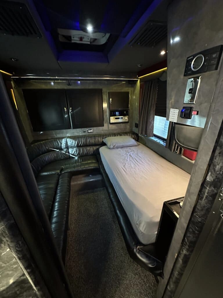 2003 Prevost XLII Entertainer Coach - Image 16
