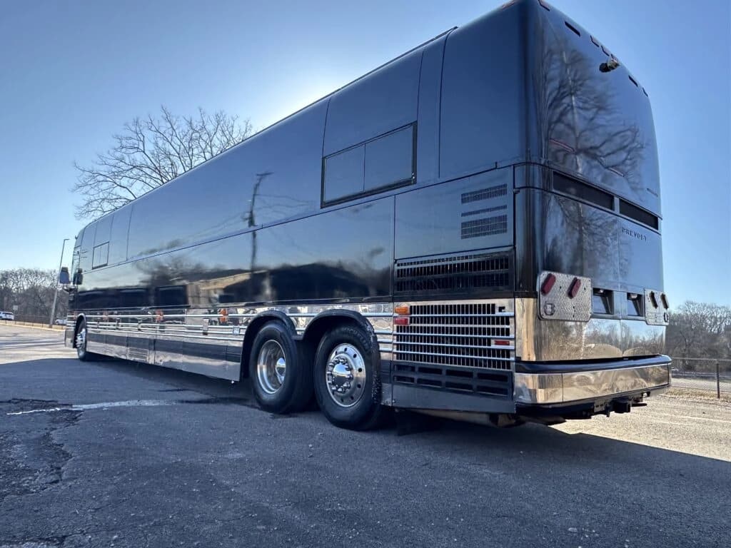 2003 Prevost XLII Entertainer Coach - Image 1