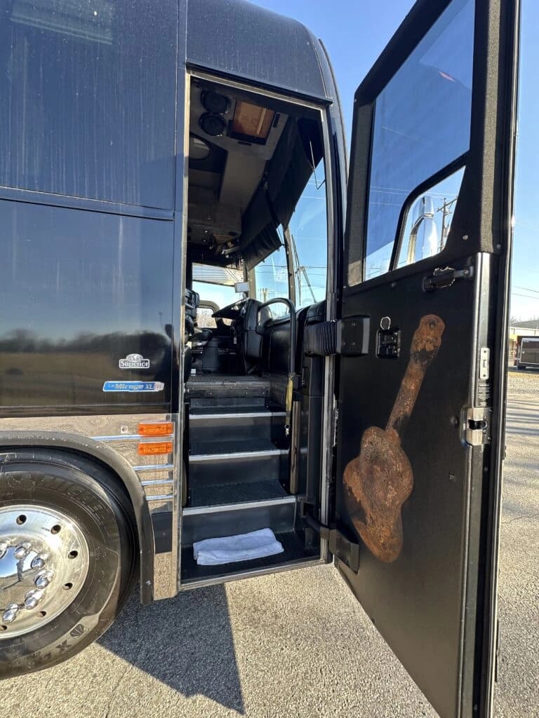 2003 Prevost XLII Entertainer Coach - Image 2