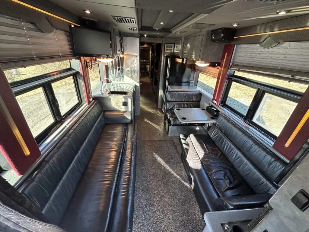 2003 Prevost XLII Entertainer Coach - Image 3