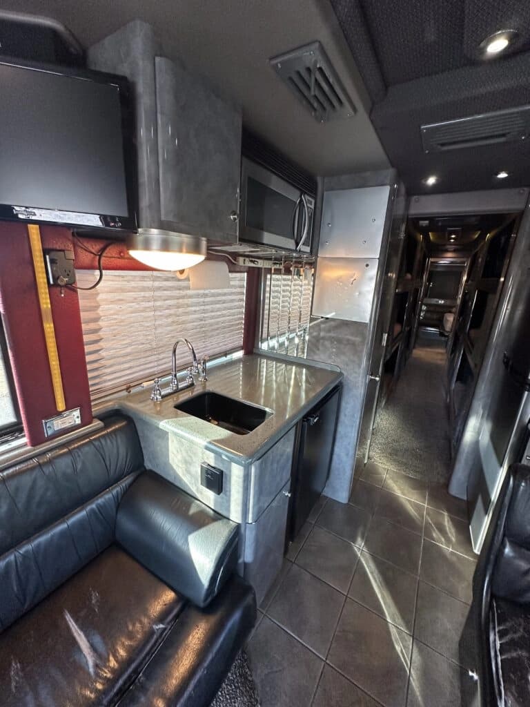 2003 Prevost XLII Entertainer Coach - Image 8
