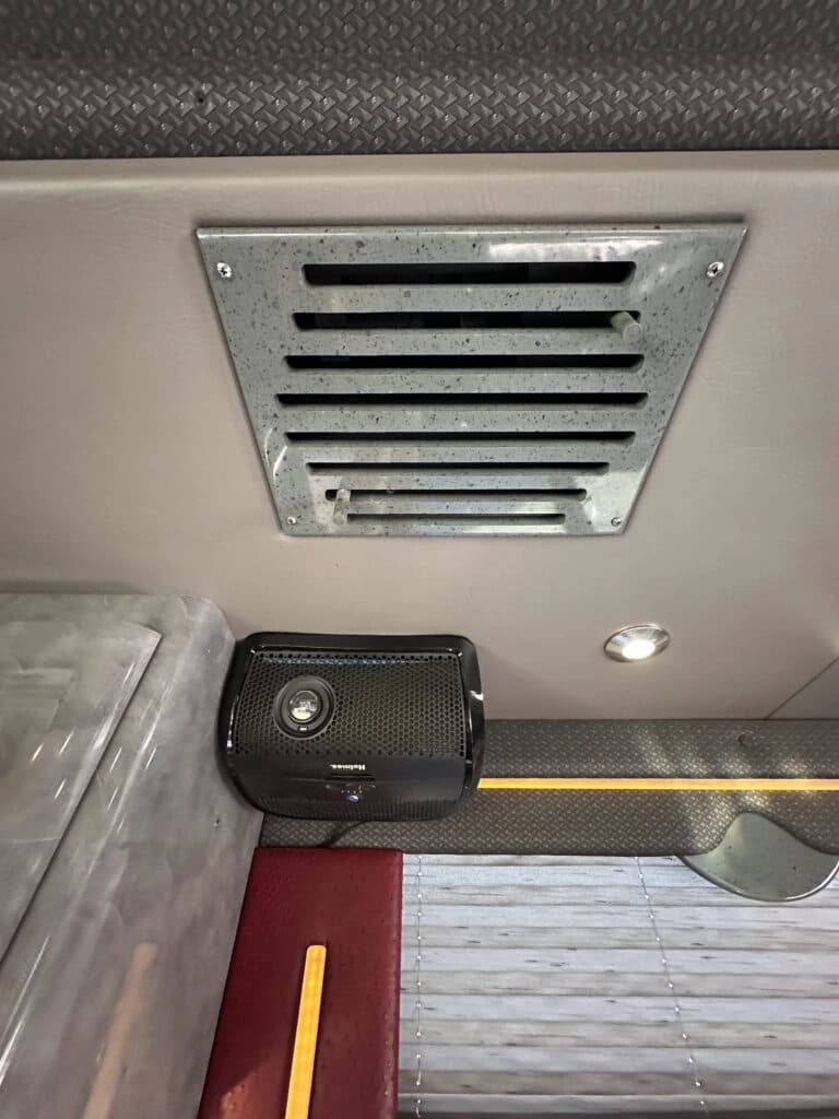 2003 Prevost XLII Entertainer Coach - Image 10