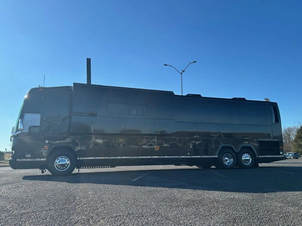 2008 Prevost H3-45 Entertainer Coach - Image 3