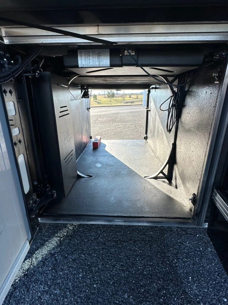 2008 Prevost H3-45 Entertainer Coach - Image 21