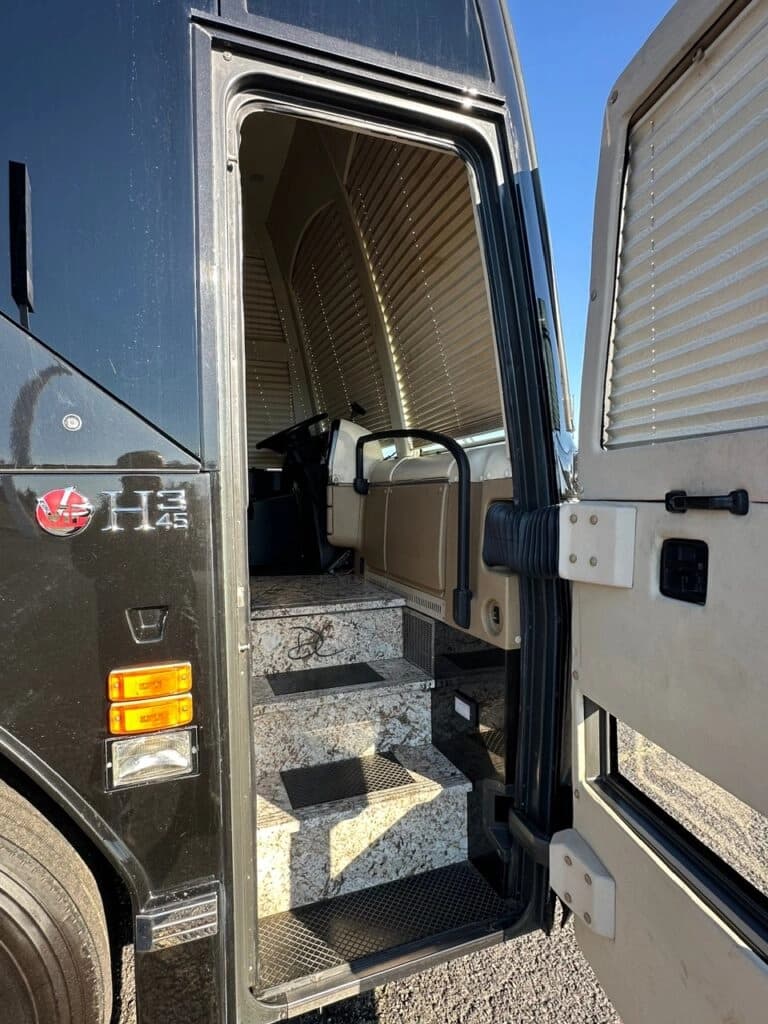 2008 Prevost H3-45 Entertainer Coach - Image 23