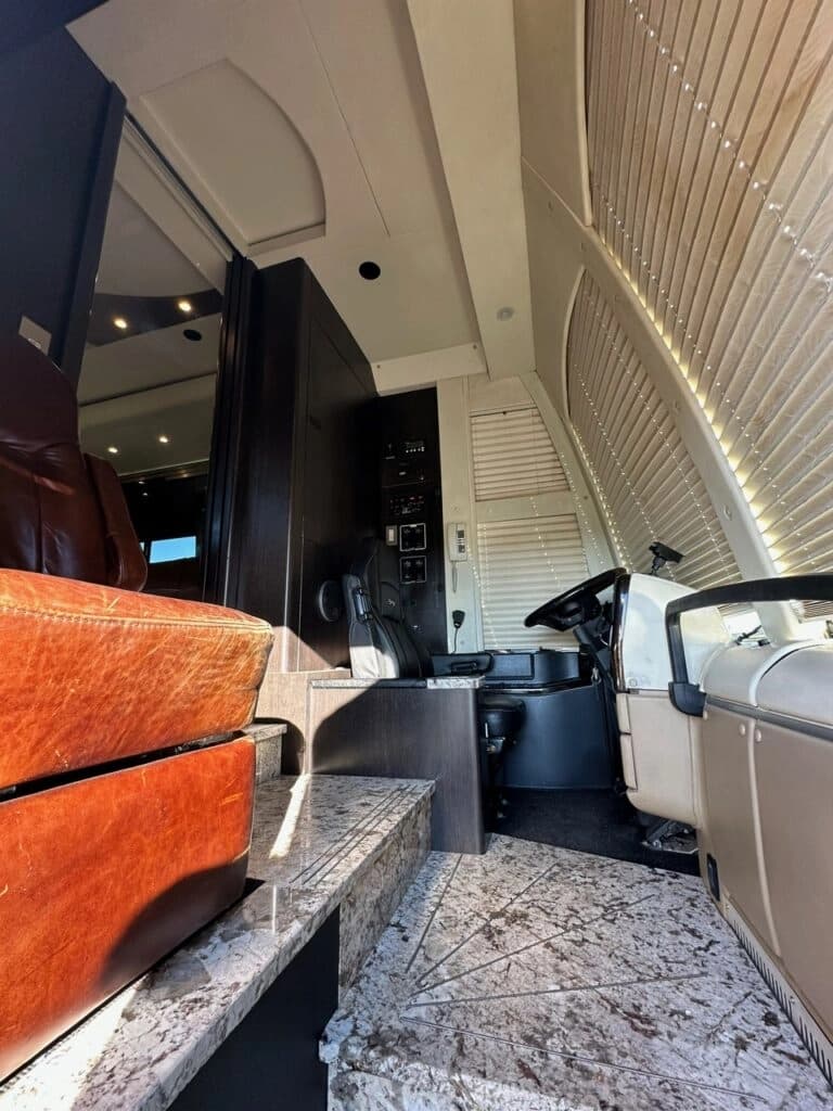 2008 Prevost H3-45 Entertainer Coach - Image 24