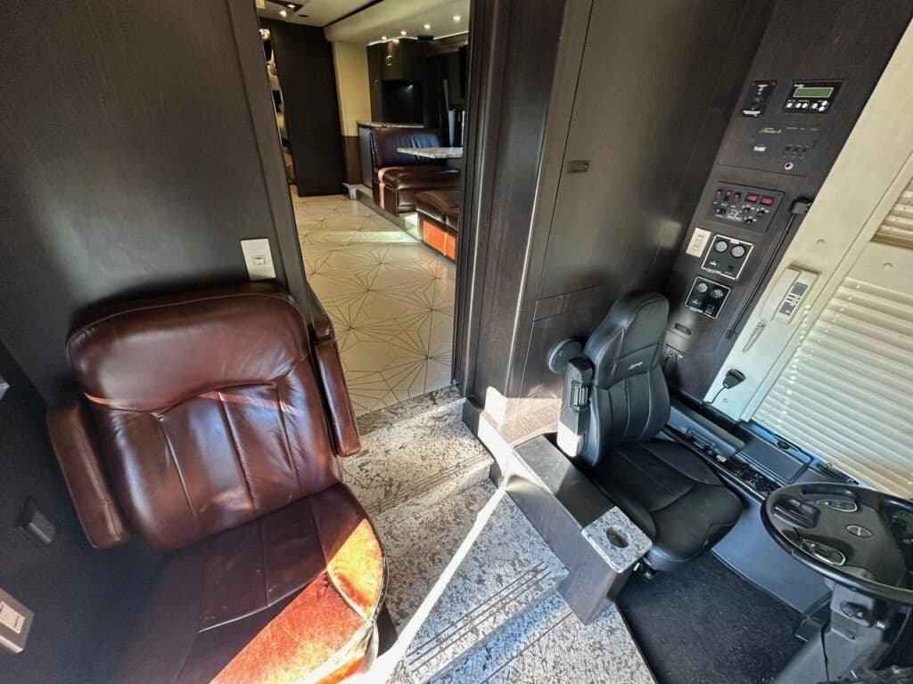 2008 Prevost H3-45 Entertainer Coach - Image 25