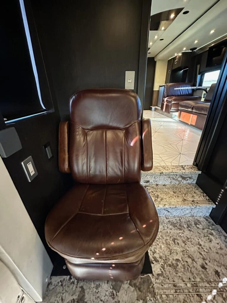 2008 Prevost H3-45 Entertainer Coach - Image 26