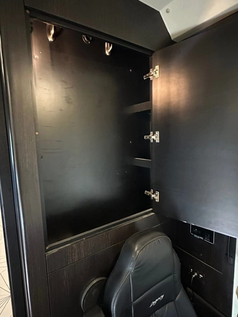 2008 Prevost H3-45 Entertainer Coach - Image 28