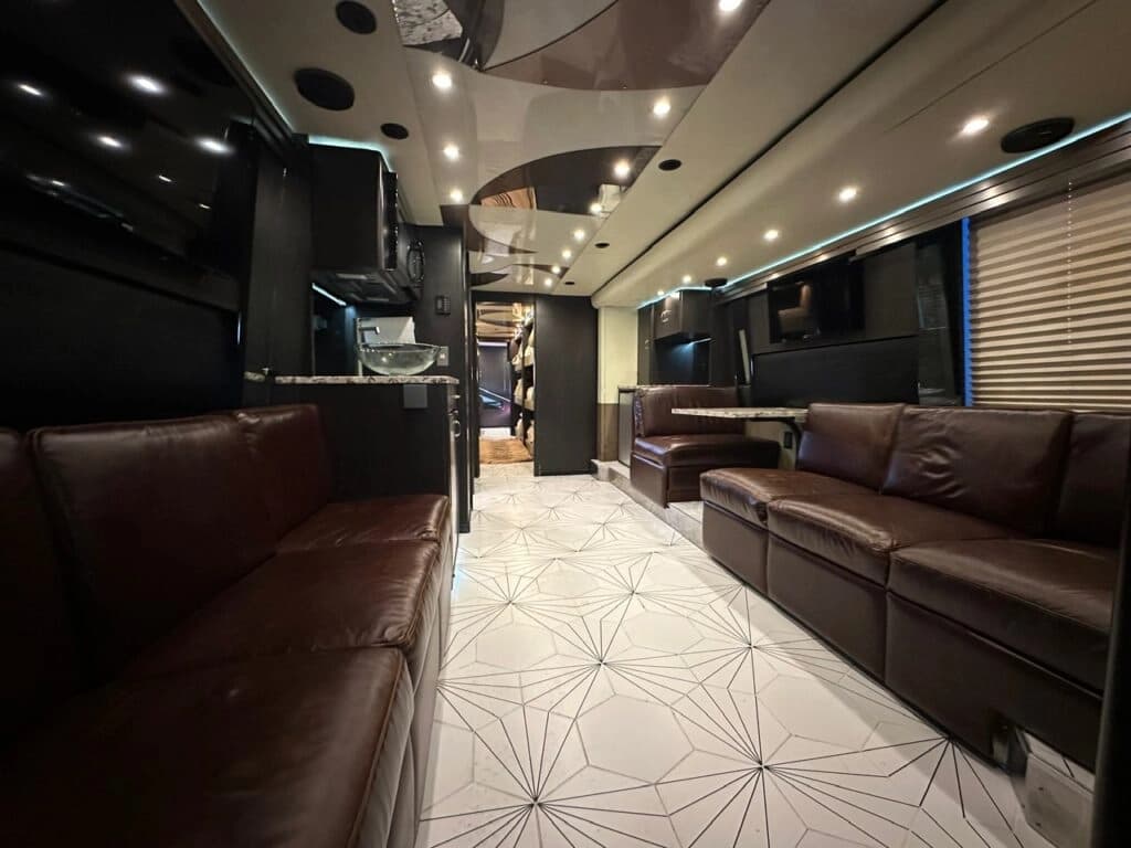 2008 Prevost H3-45 Entertainer Coach - Image 31