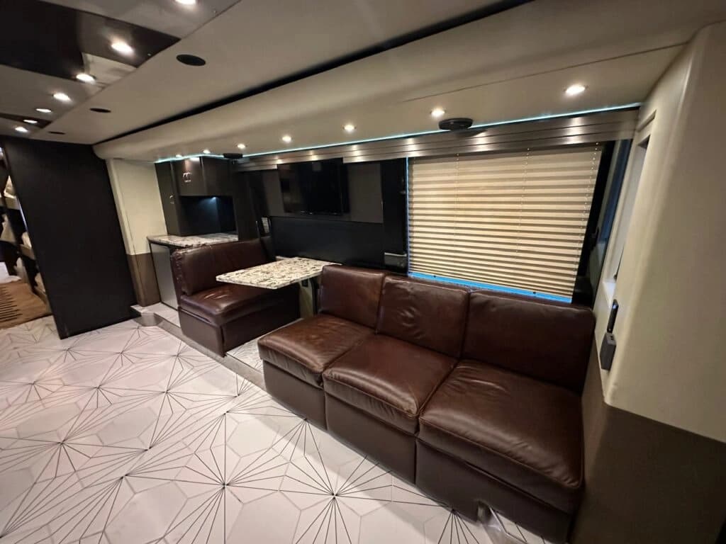 2008 Prevost H3-45 Entertainer Coach - Image 32