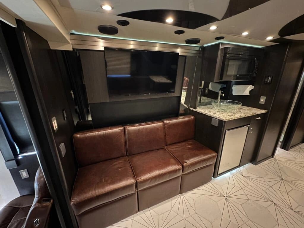 2008 Prevost H3-45 Entertainer Coach - Image 33
