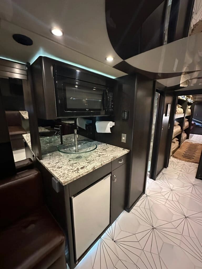 2008 Prevost H3-45 Entertainer Coach - Image 34