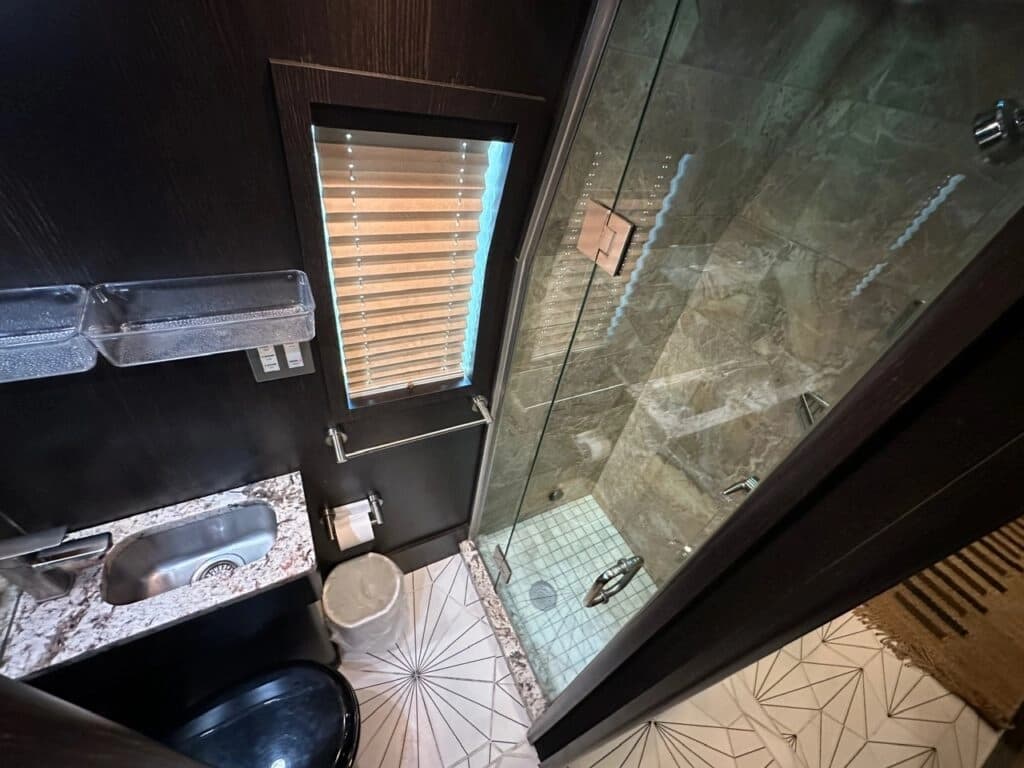 2008 Prevost H3-45 Entertainer Coach - Image 36