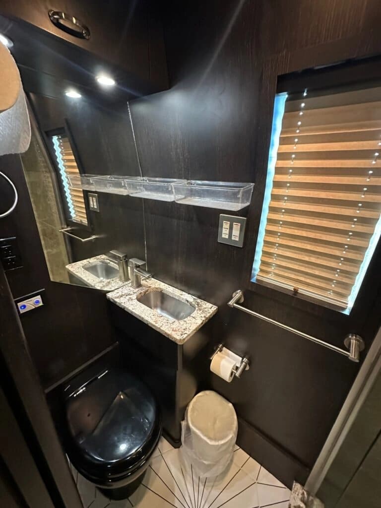 2008 Prevost H3-45 Entertainer Coach - Image 37