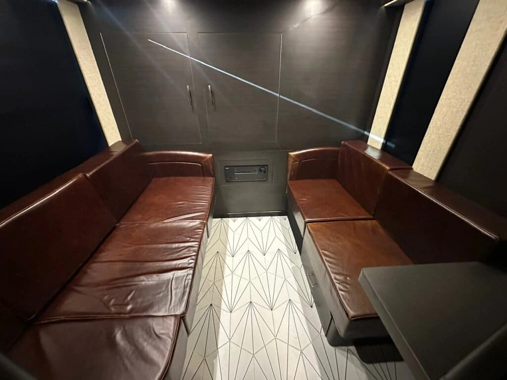 2008 Prevost H3-45 Entertainer Coach - Image 41