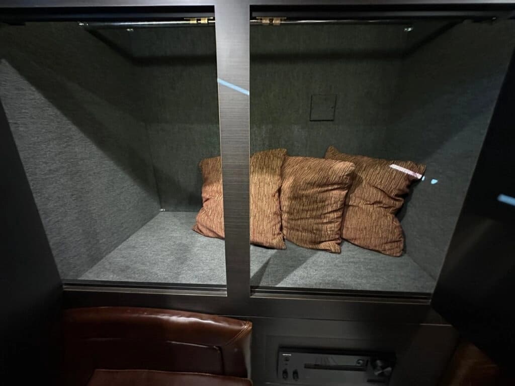 2008 Prevost H3-45 Entertainer Coach - Image 42