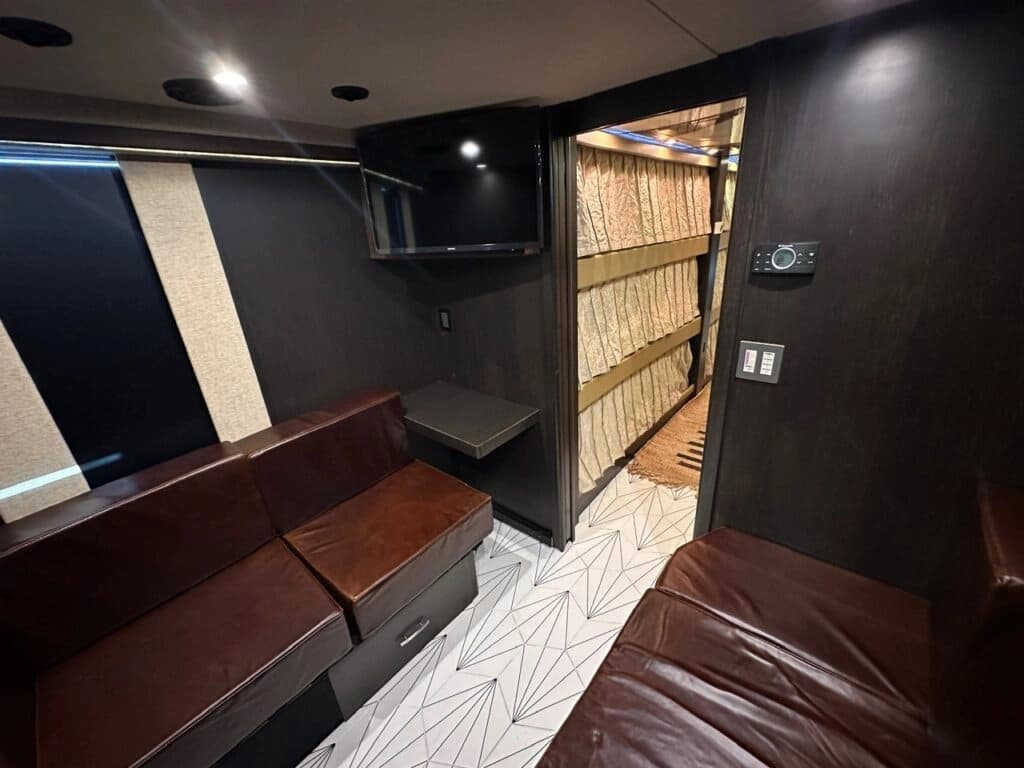 2008 Prevost H3-45 Entertainer Coach - Image 43