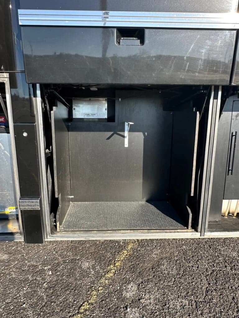 2008 Prevost H3-45 Entertainer Coach - Image 10