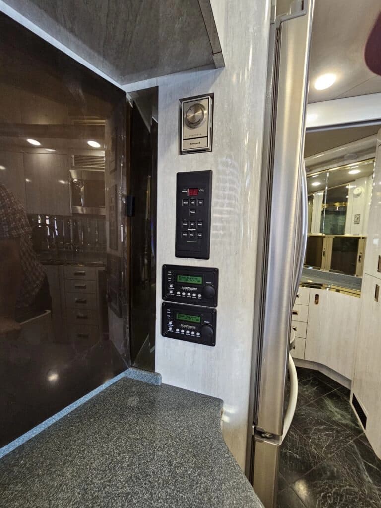 1993 Prevost XL Motor Home - Image 12