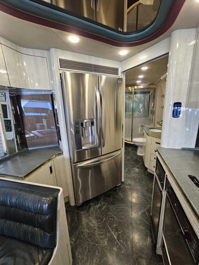 1993 Prevost XL Motor Home - Image 13