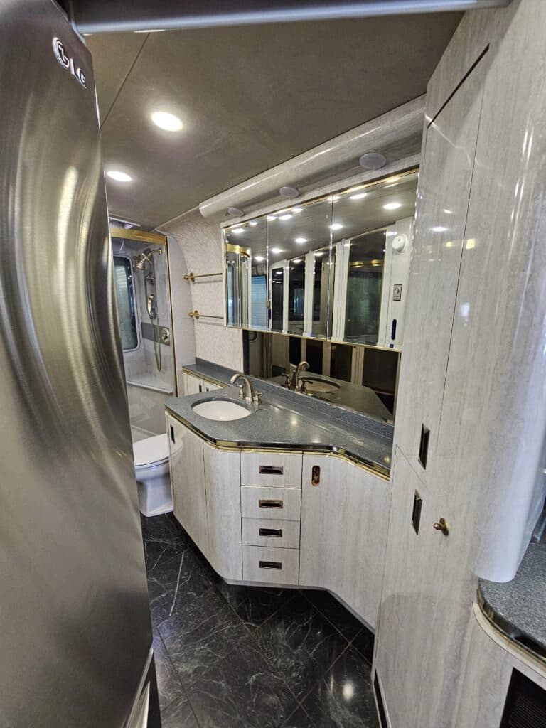 1993 Prevost XL Motor Home - Image 14