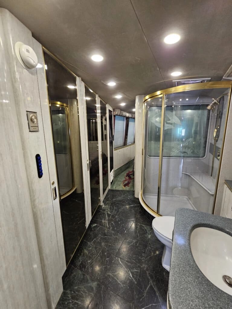 1993 Prevost XL Motor Home - Image 15
