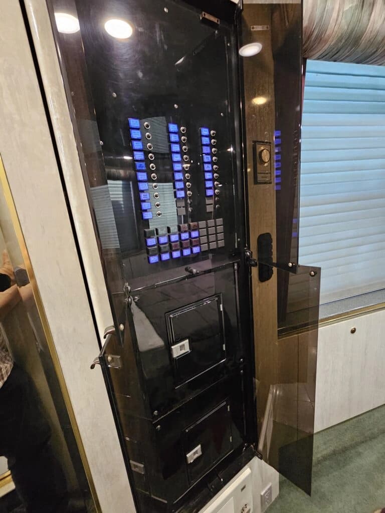 1993 Prevost XL Motor Home - Image 21